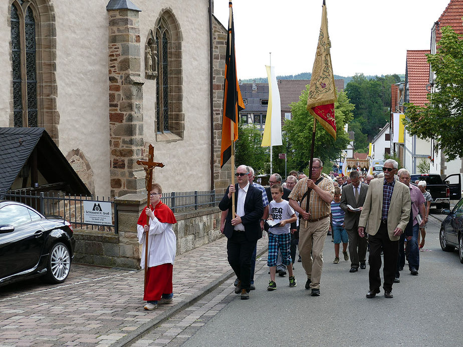 Fronleichnamsprozession durch die Straßen von Naumburg (Foto: Karl-Franz Thiede)